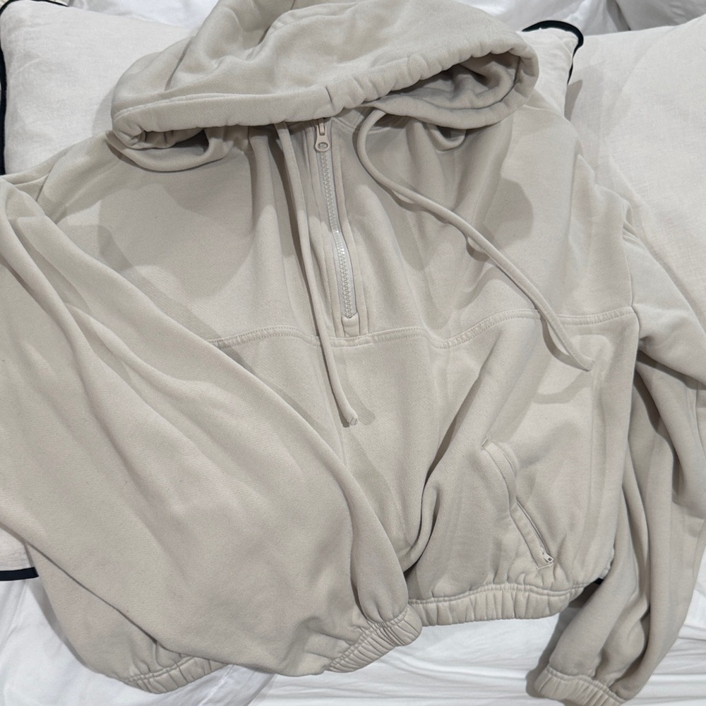 Alo yoga Cream Half-Zip Hoodie cropped size large (has a hole)